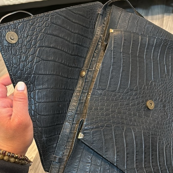 Fendi large crocodile embossed black leather clutch bag with removable straps - Picture 6 of 7